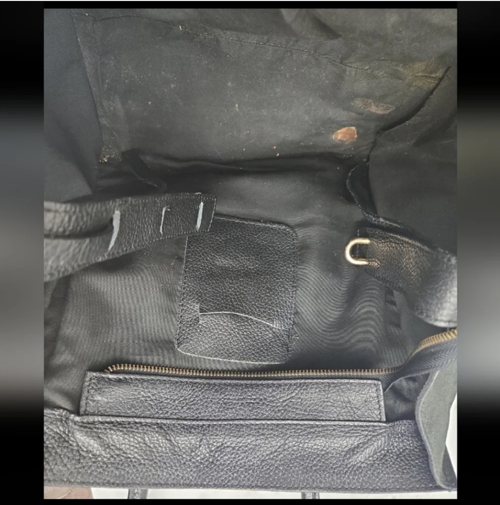 Chic Black Croc-Embossed Tote Bag - Picture 9 of 10